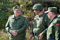 Alexander Lukaschenko (l), Präsident von Belarus, spricht bei einer Militärübung mit hochrangigen Offizieren. Foto: Andrei Stasevich/dpa