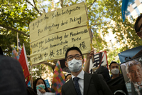 Der pro-demokratische Aktivist Nathan Law nimmt an einem Protest während des Besuchs des chinesischen Außenministers Wang Yi in Berlin teil. Foto: Markus Schreiber/AP/dpa