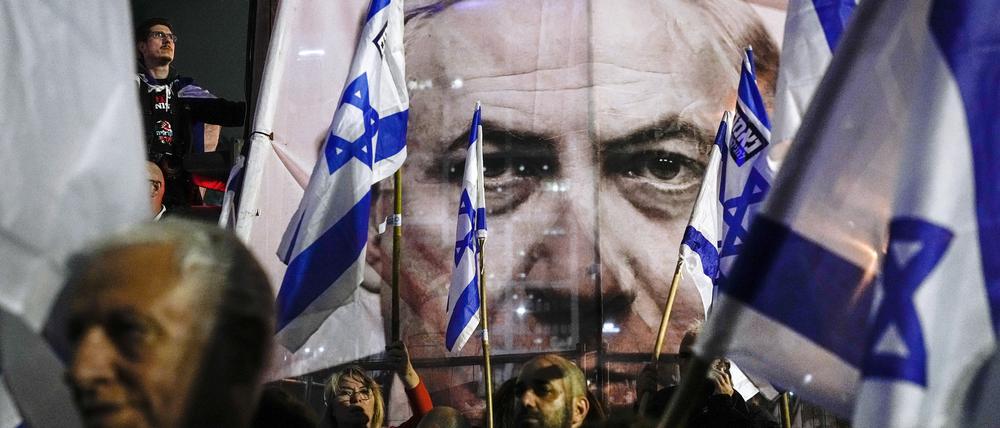 Regierungschef Netanjahu behauptet, die Demokratie sei nicht in Gefahr. Zehntausende Israelis sehen das anders.