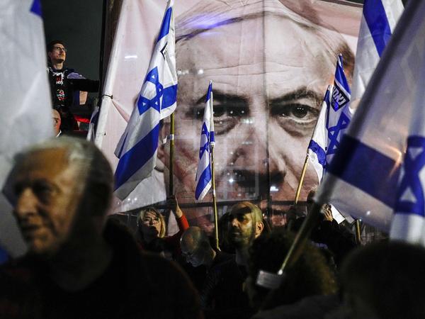 Regierungschef Netanjahu behauptet, die Demokratie sei nicht in Gefahr. Zehntausende Israelis sehen das anders.