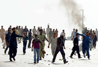Junge Männer liefern sich Straßenschlachten mit der pakistanischen Polizei. Die erwarteten Proteste nach dem Freitagsgebet sind in vielen Ländern friedlich verlaufen. In Pakistan aber kamen mindestens zwei Menschen bei Ausschreitungen ums Leben.