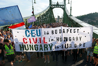 Demonstranten stehen auf einer Brücke in Budapest und halten ein Transparent mit der Aufschrift CEU in Budapest, Civil in Hungary, Hungary in Europe. Foto: Laszlo Balogh/REUTERS