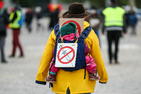 Eine Teilnehmerin einer Protestkundgebung der Initiative "Querdenken" Foto: picture alliance/dpa