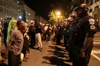 Auch in der Nähe des Weißen Hauses kam es am Samstagabend zu Protesten. Foto: REUTERS/Jonathan Ernst