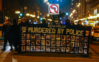 Demonstranten in Chicago halten am Dienstag ein Banner mit Bildern von angeblich von Polizisten ermordeten Schwarzen. dpa