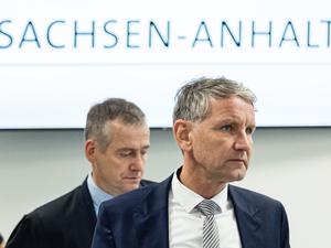 Björn Höcke (r.), Vorsitzender der Thüringer AfD, kommt mit seinem Anwalt Ralf Hornemann zur Fortsetzung seines Prozesses vor dem Landgericht Halle.