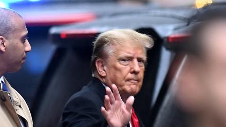 Donald Trump, ehemaliger Präsident der USA, verlässt sein Wohnhaus in New York. Die Schlussplädoyers im Verleumdungsprozess gegen Trump sollen am Freitag beginnen.