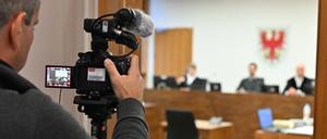 Ein Video-Journalist filmt im Landgericht die sich schließende Tür des Saals, in dem der Prozess wegen illegalen Medikamentenhandel stattfindet.