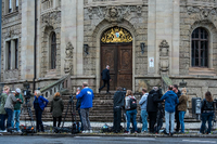 Journalisten stehen vor dem Landgericht in Landau. Foto: Andreas Arnold/dpa