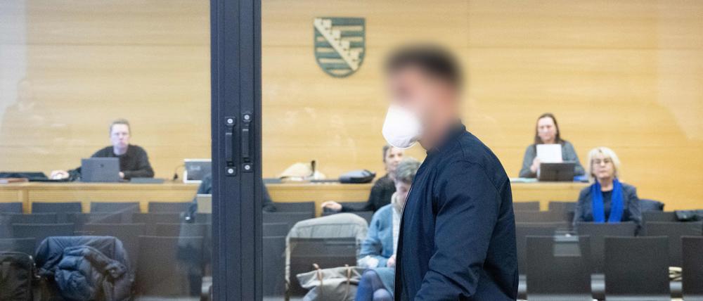 Ein Angeklagter in einem weiteren Prozess um den Juwelenraub im Grünen Gewölbe am Dresdner Landgericht. Der 24-Jährige muss sich wegen Beihilfe zum Diebstahl mit Waffen, Sachbeschädigung und Brandstiftung verantworten. 