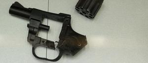 Eine Waffe wird als Beweisstück während des Beginns des Prozesses zu den Brüsseler Anschlägen vom 22. März 2016 ausgestellt.