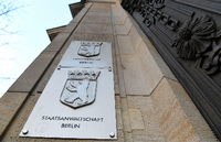 Das Schild der Staatsanwaltschaft Berlin am Eingang zum Gerichtsgebäude in der Turmstraße in Moabit. Foto: Soeren Stache/dpa
