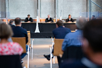 Der Vorsitzende Richter Johannes Wieseler (M) und seine Kollegen Volker Messing (l) und Dirk Pelzer sitzen zu Beginn der Berufungsverhandlung. Foto: Guido Kirchner/dpa