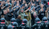 Chemnitz, August 2018: Über die gewalttätigen Ausschreitungen rechter Demonstranten wurde wochenlang berichtet. Foto: Jan Woitas/picture alliance/dpa
