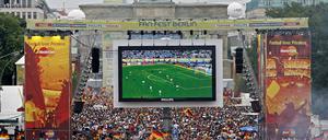 Tausende Zuschauer verfolgen 2006 auf der Fanmeile am Brandenburger Tor in Berlin das WM-Fußballspiel zwischen Deutschland und Argentinien. 