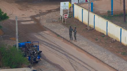 29.07.2023, Niger, Niamey: Nigerianische Gendarmen sorgen für Sicherheit.