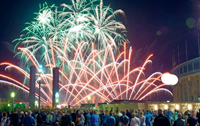 Feuerwerk über dem Maifeld am Olympiastadion. Ein Bild von der Pyronale 2014. Foto: Soeren Stache/dpa