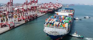 Hafen im ostchinesischen Qingdao: Die Sorge vor Handelskonflikten mit der Volksrepublik bleibt groß.