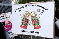 Ein Demoplakat beim Berliner CSD 2015 gegen Homophobie in Russland. Foto: dpa