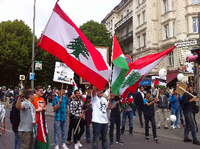 Libanesische und palästinensische Flaggen sowie das Konterfei des iranischen Revolutionsführers: Israelfeinde am Adenauerplatz zu Beginn der Demonstration. Foto: Jörn Hasselmann