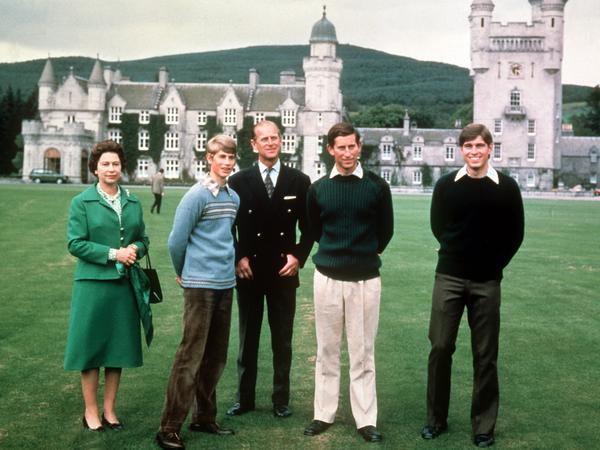 1979: Queen Elizabeth II., Prinz Edward, Prinz Philip, Prinz Charles und Prinz Andrew vor Schloss Balmoral in Schottland.