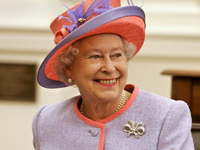 Der Königin alte Kleider. Ein Blick in die Ausstellung der Garderobe der Queen. Foto: Reuters/Nicholls