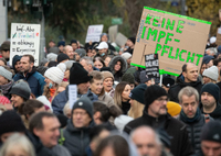 Teilnehmer einer Demonstration in Frankfurt halten ein Plakat mit der Aufschrift "Es Öster Reicht!!". Foto: dpa