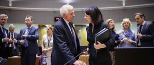 Borrell und Baerbock bei einer Sitzung im Juli: Die EU streitet über Hilfszahlungen an Palästina.