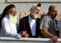 Ein Imam und ein Rabbi geben sich die Hand (Archivbild). Foto: dpa