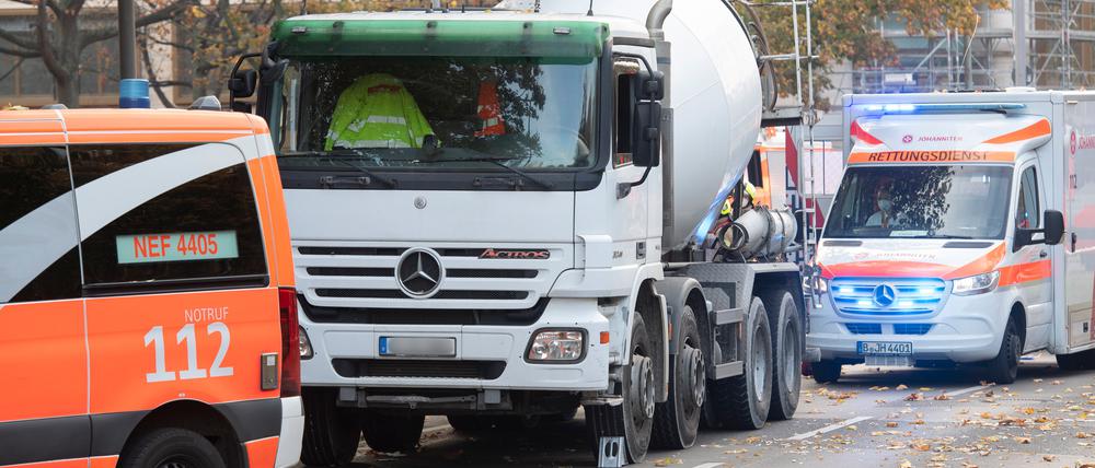 Ein Betonmisch-Fahrzeug steht an der Bundesallee in Berlin-Wilmersdorf, wo eine Radfahrerin  bei dem Verkehrsunfall mit einem Lastwagen lebensgefährlich verletzt wurde.