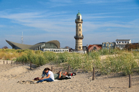Mit dem Leuchtturm und dem Teepott im Rücken, kann man am Strand von Warnemünde bestens entspannen. Foto: Thilo Rückeis