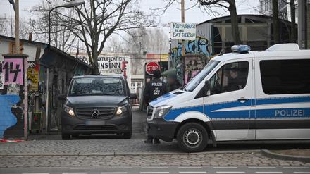 Fahrzeuge der Polizei stehen am Markgrafendamm im Stadtteil Friedrichshain.