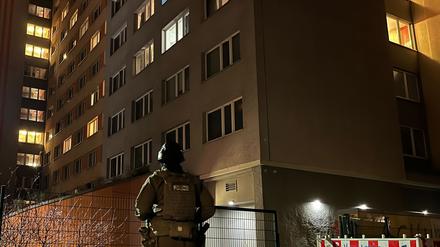 Ein Polizist steht vor einem Hochhaus in Berlin-Friedrichshain. Erneut hat es auf der Suche nach den beiden früheren RAF-Terroristen Garweg und Staub einen großen Polizeieinsatz eines Spezialeinsatzkommandos der Polizei aus Niedersachsen in Berlin-Friedrichshain gegeben. 