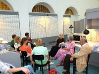 Zeitzeugin Rahel Mann liest und diskutiert in der Ausstellung "Wir waren Nachbarn" im Rathaus Schöneberg. Foto: Wir waren Nachbarn