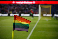 Bei der WM 2022 in Katar sollen Regenbogenflaggen respektiert werden, dabei werden queere Personen weiterhin diskriminiert. Foto: pa/dpa