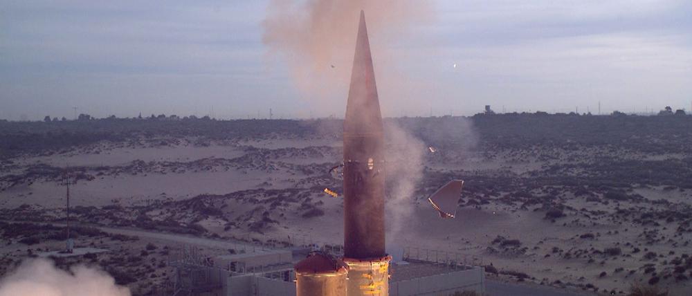 Ein vom israelischen Verteidigungsministerium am 03. Januar 2014 zur Verfügung gestelltes Foto zeigt eine «Arrow-3»-Abfangrakete, die am Morgen des 03. Januar 2014 von einem israelischen Militärstützpunkt an einem ungenannten Ort an der Mittelmeerküste startet. 