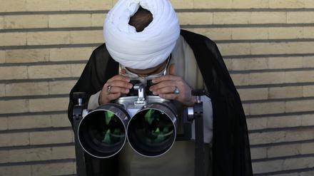 Ein Geistlicher am Imam-Ali-Observatorium sucht den Himmel mit einem Teleskop nach dem Neumond ab, der den Beginn des heiligen islamischen Fastenmonats Ramadan signalisiert, Qom, Iran (Archivbild).
