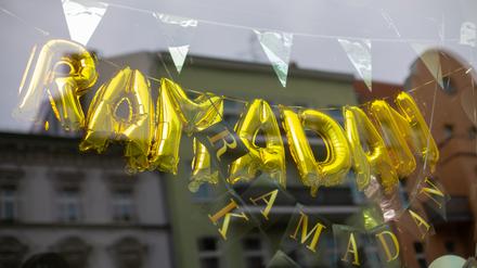 Das Schaufenster eines Geschäfts für Partyzubehör ist mit Ramadan-Motiven bestückt.