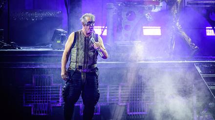 Rammstein-Sänger Till Lindemann bei einem Konzert in Odense, Dänemark. 