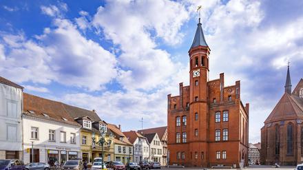 Das Rathaus und die Stadtkirche St. Jakobi auf dem Großen Markt in Perleberg.