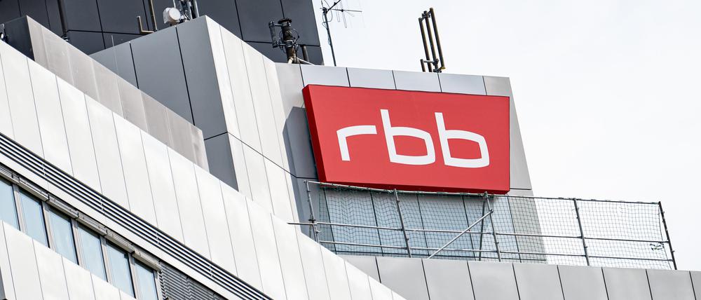 Ein Schild mit dem Logo des RBB hängt am Gebäude des Fernsehzentrums.