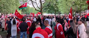 Erdogan-Anhänger in Hamburg feiern den erneuten Wahlsieg des amtierenden Präsidenten.