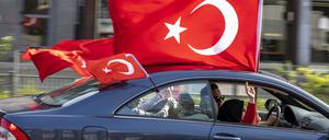 In Städten wie Duisburg nahmen Anhänger des türkischen Präsidenten Erdogan am Sonntag an Autokorsos auf.