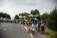 Menschen gehen auf der Straße in der Nähe von Kibumba, auf der Flucht vor Kämpfen. Foto: Moses Sawasawa/AP/dpa