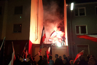 Rechtsradikale demonstrieren in Dortmund mit Pyrotechnik und Schwarz-Weiß-Roten Fahnen, die von 1933 bis 1945 die Farben der Flagge des Deutschen Reiches darstellten. Foto: Robert Rutkowski/dpa