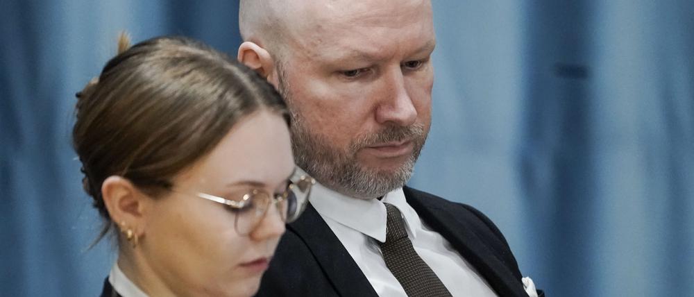 Anders Behring Breivik und seine Anwältin Marte Lindholm.