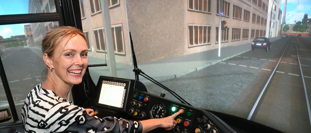 Vorsicht am Gleis: Manja Schreiner im Straßenbahn-Simulator der BVG