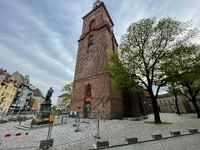 Viele Stolperfallen wurden beseitigt und der hintere Platz gepflastert. Links: das Denkmal Kurfürst Joachim II.  Foto: André Görke