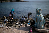 Migranten des zerstörten Camps auf der Insel Lesbos. Foto: REUTERS/Alkis Konstantinidis