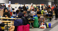 Auftanken: Geflüchtete aus der Ukraine in einer Essensausgabe am Hauptbahnhof.  Foto: Reuters/Fabrizio Bensch